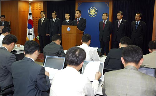 고건 국무총리가 15일 오후 정부 종합청사 10층 브리핑실에서 주무 장·차관이 배석한 가운데 국무회의에서 의결된 3대 개혁특별법안(지방분권특별법, 국가균형발전특별법, 신행정수도의건설을위한특별조치법)을 설명했다. 